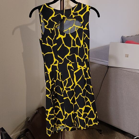 Giraffe Print Romper with pockets Size M Preloved - Picture 2 of 6